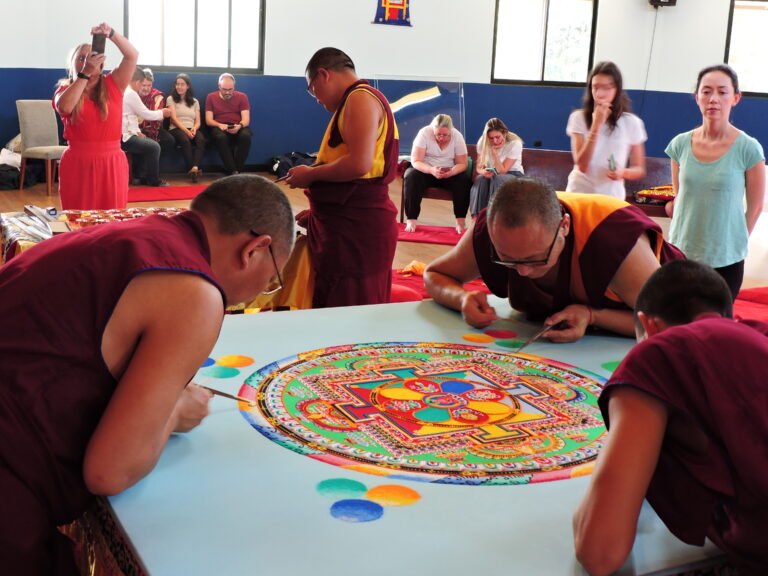 Monges e mandala de areia no CEBB Sukhavati