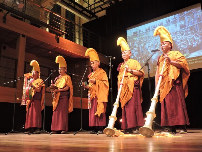 Geshe Tenzin, Lektsok, Phende, Tashi e Sangye em apresentação na Capela, em Curitiba