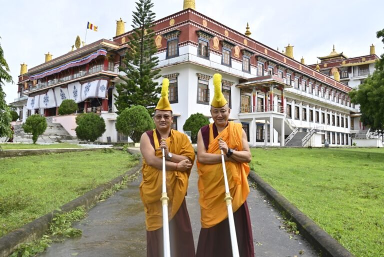 Geshe Sangye e Tashi no Monastério Drepung Loseling, Índia
