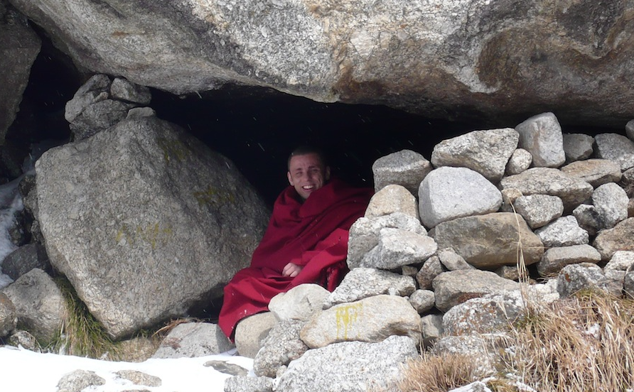 Lama Jigma Lhawang em caverna na neve