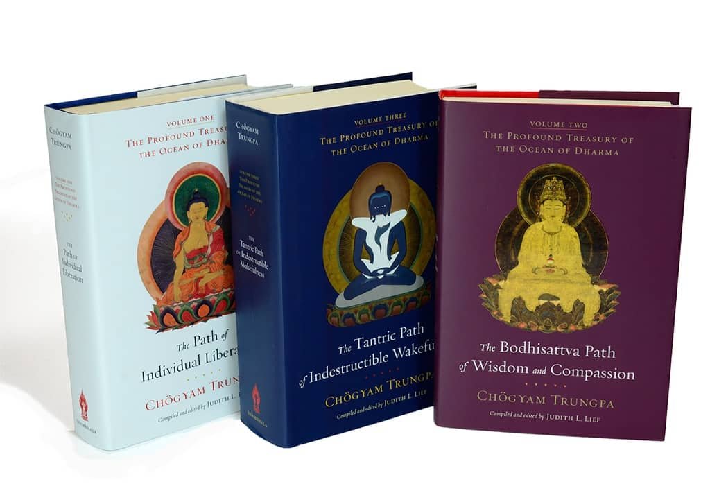 Os três volumes de The Profound Treasury of the Ocean of Dharma, de Chögyam Trungpa