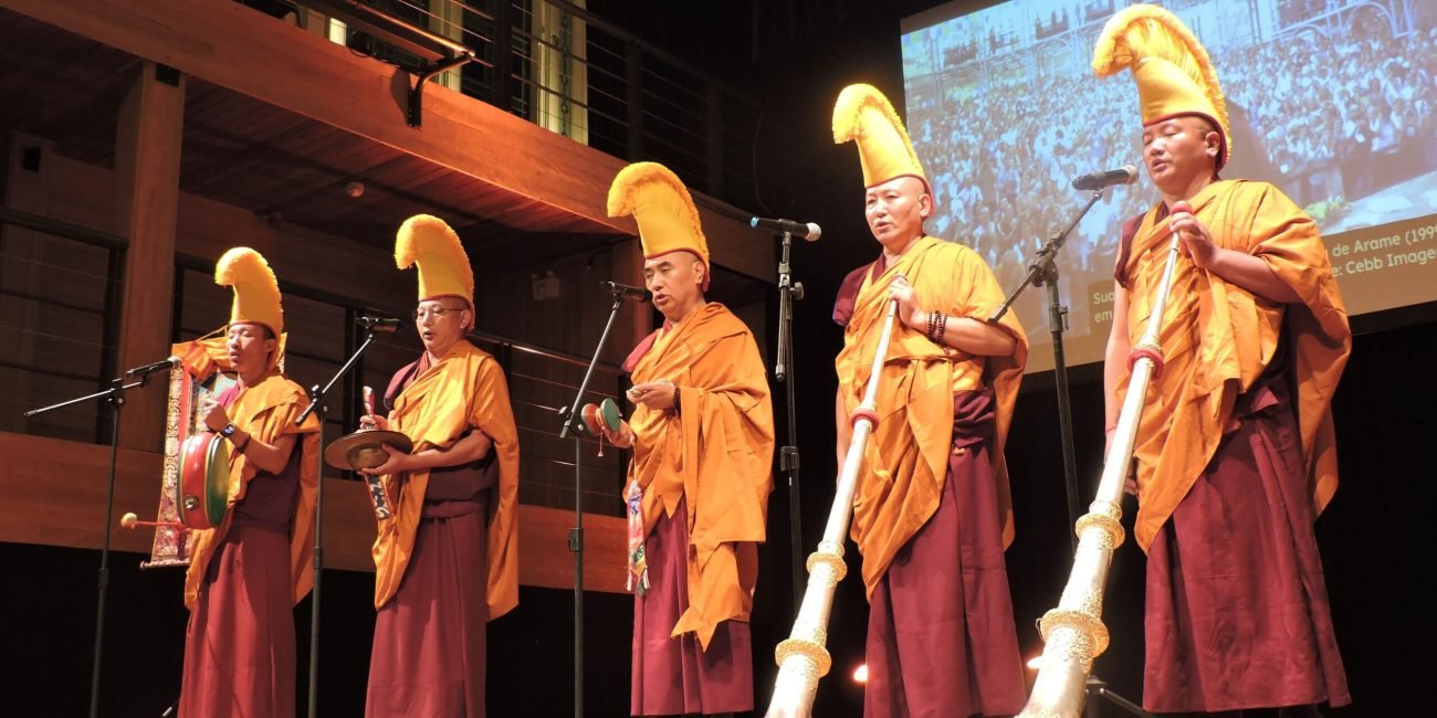 Geshe Tenzin, Lektsok, Phende, Tashi e Sangye em apresentação na Capela, em Curitiba